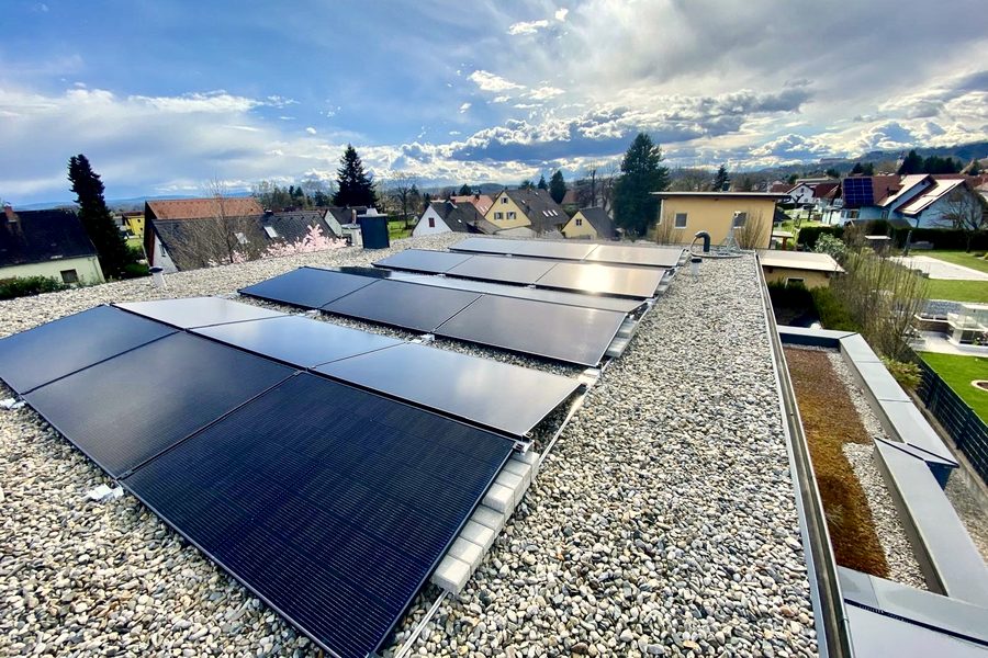 PV-Anlage auf begrüntem Flachdach