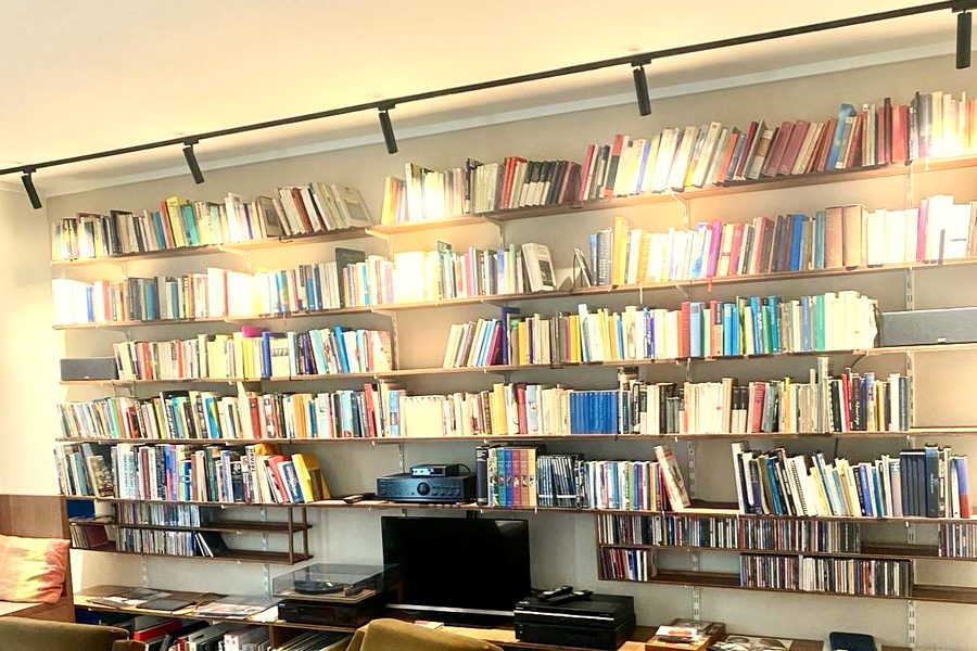 Bücherwand mit Regalbeleuchtung