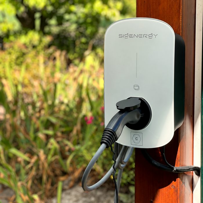 Wallbox an einem Holzpfosten