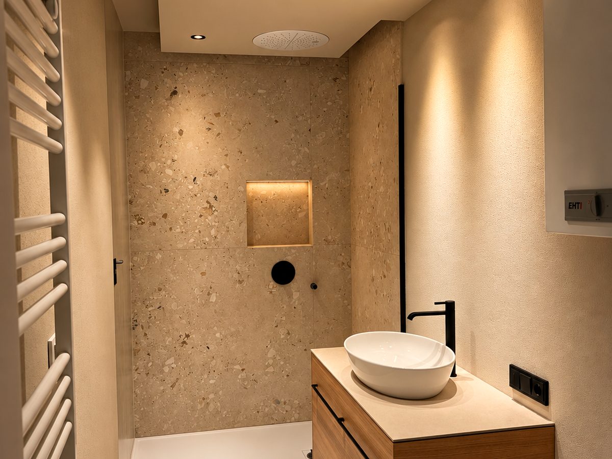 Dusche mit beleuchteter Nische